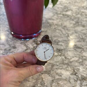 ✨ Daniel Wellington Watch - Brown Leather Strap - Needs Battery - Gently Used